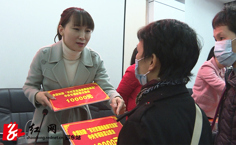 邵东市妇联为“两癌”患病贫困妇女发放64万元救助金(图1)