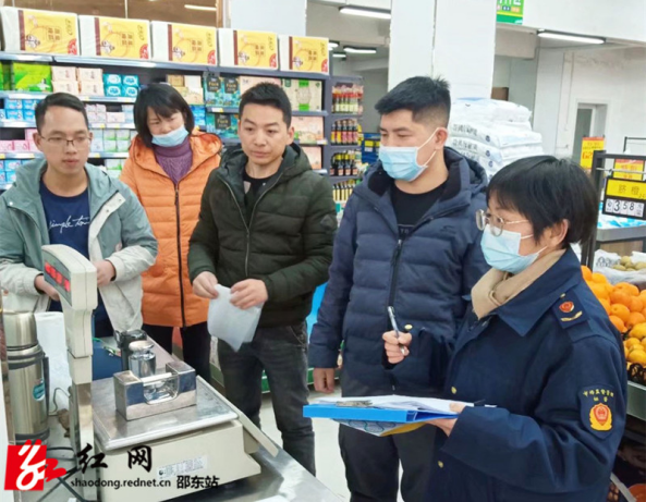 邵东市场监督管理局开展超市电子计价秤检定工作(图1)