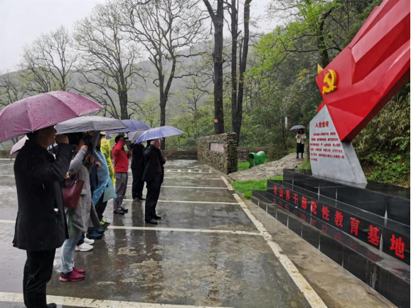 邵东市纪委监委第三党支部开展“实地学党史，重走长征路”主题党日活动(图1)