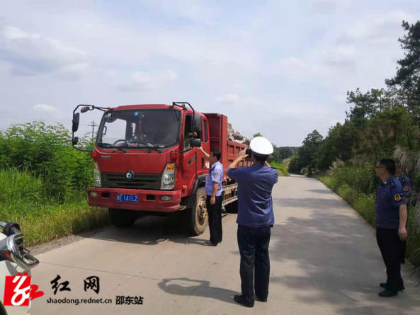 邵东交警联合执法查处超载车辆(图1)