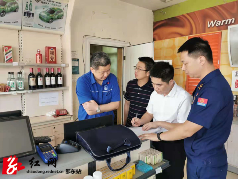 邵东市消防救援大队联合商务局开展大型商场消防安全专项检查(图1)