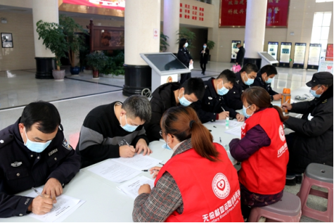 市公安局组织开展无偿献血活动(图1)
