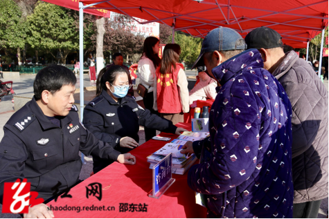 交警大队开展“全国交通安全日”主题宣传活动(图2)