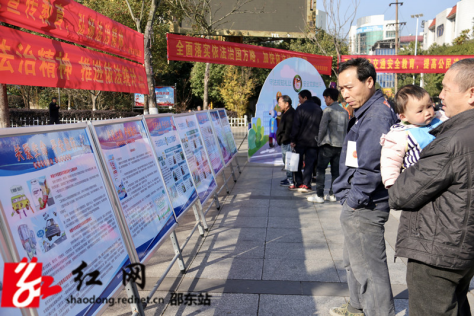交警大队开展“全国交通安全日”主题宣传活动(图1)