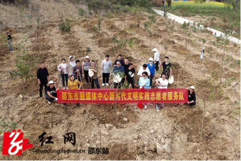 市融媒体中心到渔溪村开展义务植树活动(图1)