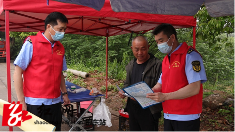 邵东市开展路域环境整治宣传活动 营造爱路护路净路浓厚氛围(图1)