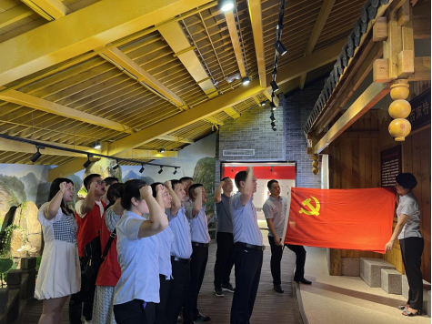 行政审批服务局开展主题党日活动：传承红色基因，弘扬“龙山精神”，践行使命担当(图2)