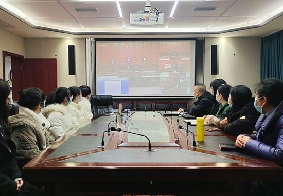 邵东市行政审批服务局组织观看网络庭审活动(图1)
