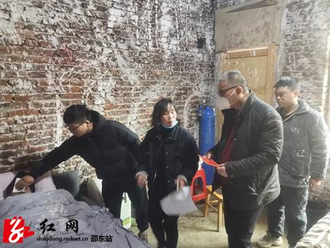市融媒体中心到新福村开展春风行动暨“同心抗疫，温暖过年”活动(图1)