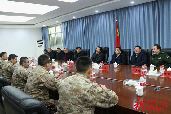 周玉凡带队走访慰问驻邵部队官兵和消防救援人员(图1)