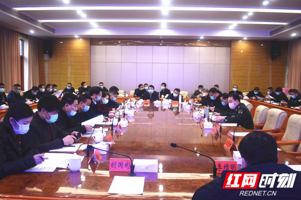 沈志定主持召开邵东市委常委会会议部署复工复产下的疫情防控工作(图1)