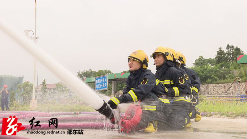 邵东市开展油库储罐区火灾事故应急救援演练(图2)