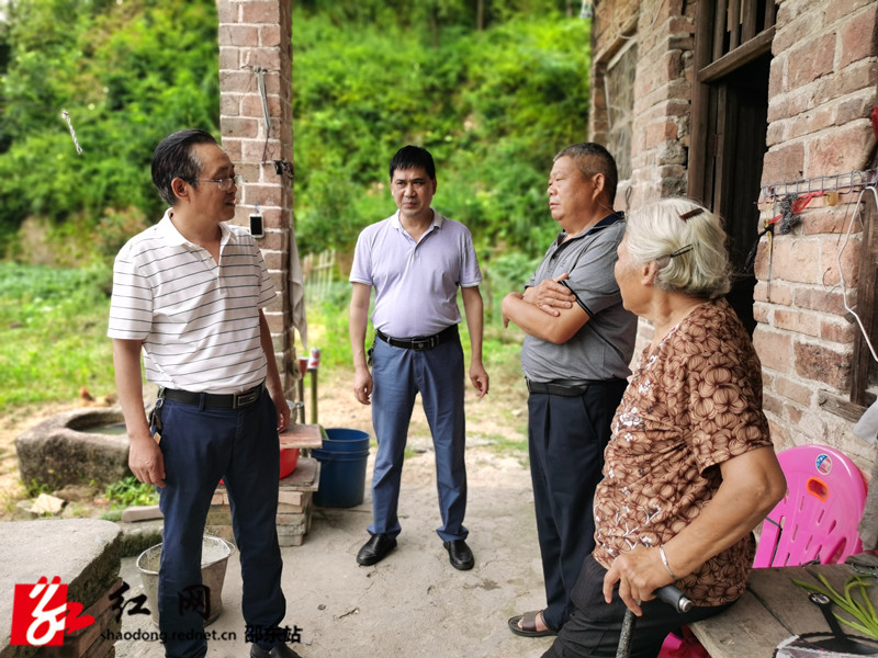 邵东市人大常委会到灵官殿镇专题调研农村安全饮水工作(图1)