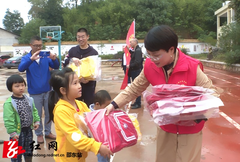 邵东市委统战部携手爱心商会关爱留守儿童(图1)
