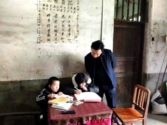 周玉凡到流泽镇走访慰问困难群众(图2)