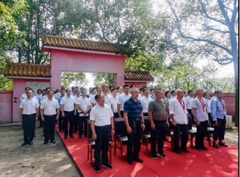 烈士纪念日这天，邵东各界人士到团山烈士陵园缅怀英烈(图2)