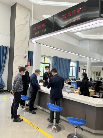 市委常委、常务副市长陈业华到市政务服务中心开展“走流程、解难题、优服务”体验活动(图1)