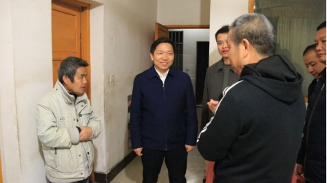 心连心走基层邵东万名干部访万户提供“上门式”服务(图1)