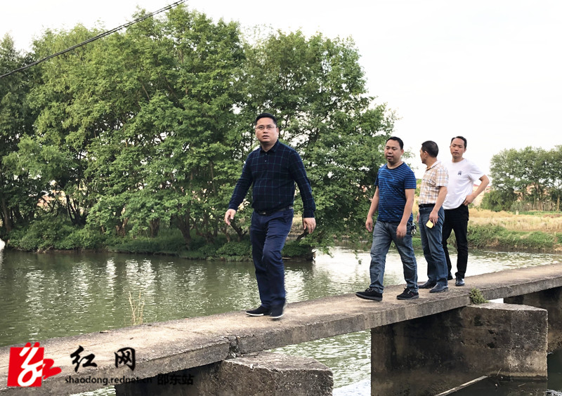 领导带队巡河_副本.jpg