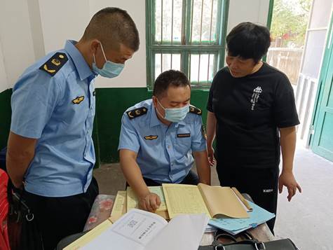 流光岭市监所与砂石镇联合开展秋季校园食堂及周边商店食品安全检查(图1)